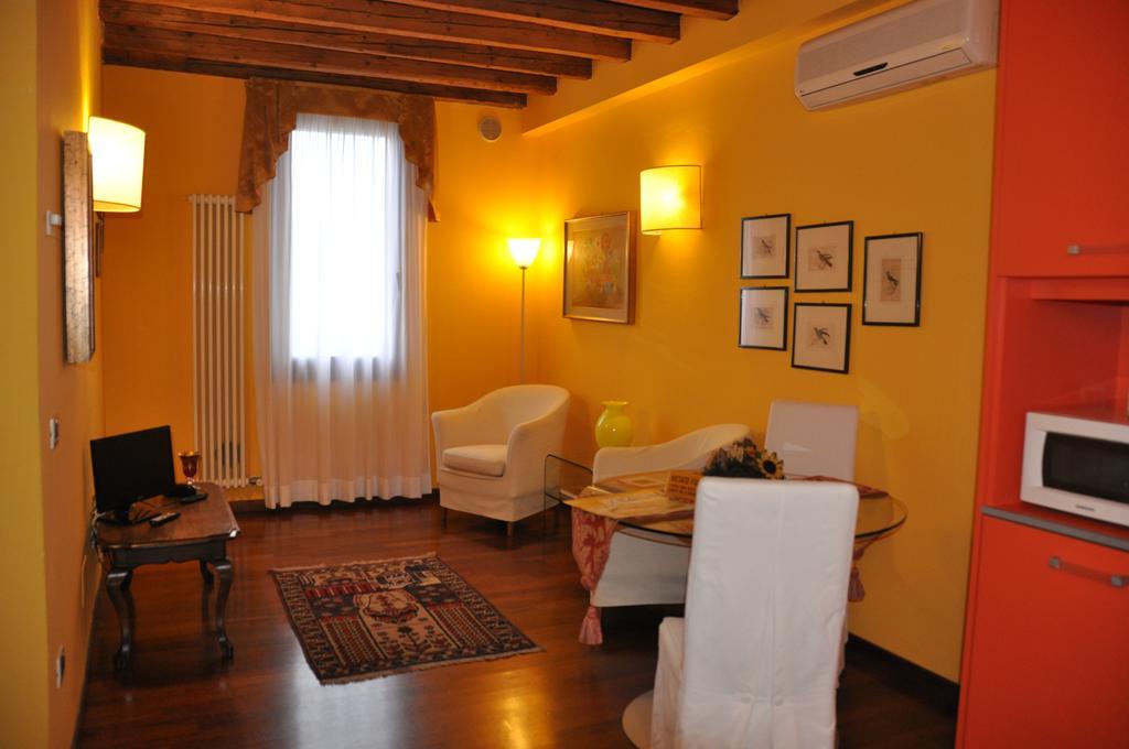 فيرّارا Piazza Nova Guest House الغرفة الصورة