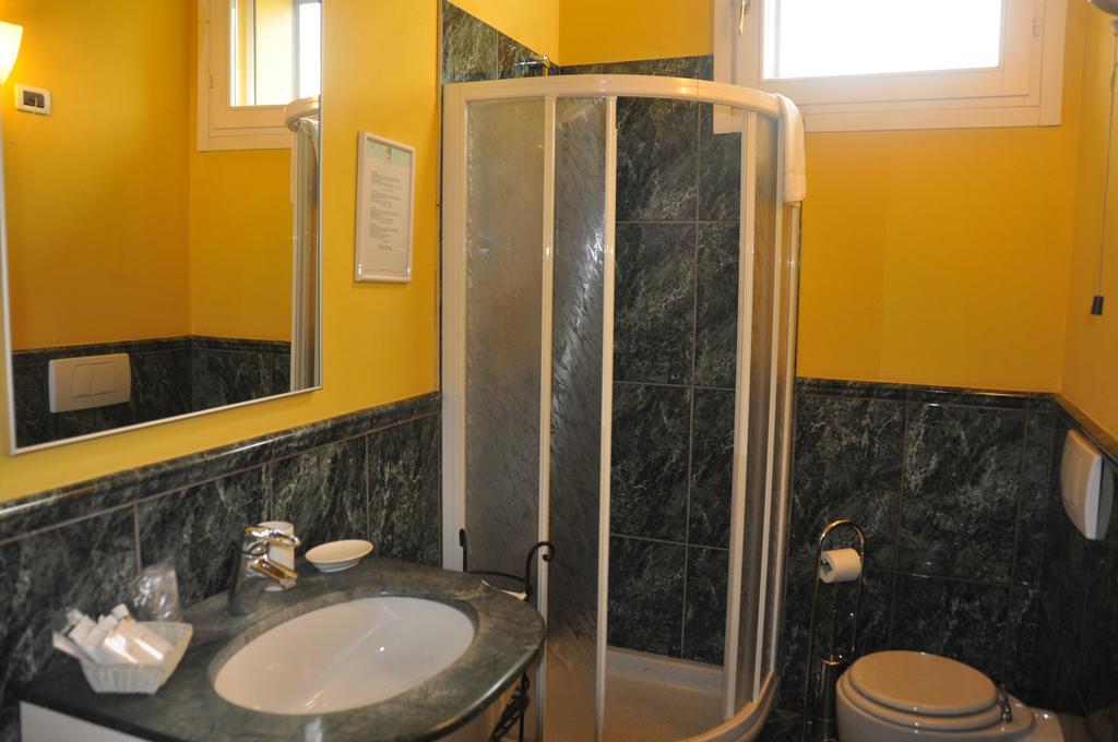 فيرّارا Piazza Nova Guest House الغرفة الصورة